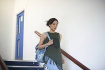 Giovane studentessa universitaria che scende le scale — Foto stock