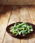Brócoli, espárragos y judías verdes con parmesano afeitado en el plato - foto de stock