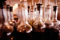 Close up de garrafas de molho de vinagre na mesa — Fotografia de Stock