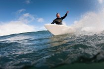 Surfer equitazione onda in oceano — Foto stock