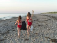 Ragazze a piedi sulla spiaggia di sabbia — Foto stock