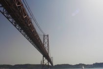 Вид с низкого угла на мост 25 de abril — стоковое фото