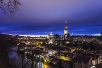 Berna cidade edifícios iluminados noite, Suíça — Fotografia de Stock