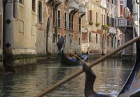 Gondolas na via navegável do canal, Veneza, Veneto, Itália — Fotografia de Stock