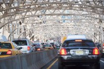 Traffic on urban bridge on 59th street, New york city, usa — стоковое фото