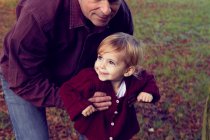 Vater und Tochter spazieren durch den Wald — Stockfoto