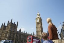 Caucasian mother and son looking at big ben, London, UK — Stock Photo