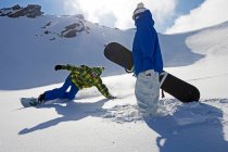 Сноубордисты на снежном склоне — стоковое фото