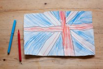 Desenho da bandeira da União Britânica com canetas de feltro na mesa de madeira — Fotografia de Stock