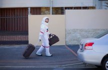 Astronauta caminando de camino a casa - foto de stock