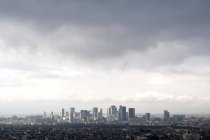 Hermoso paisaje urbano con arquitectura moderna y cielo nublado, París - foto de stock