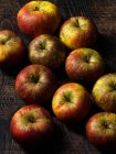 Haufen reifer Äpfel auf Holzbrettern — Stockfoto