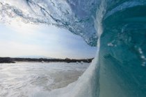 Хвилі падають на пляжі — стокове фото