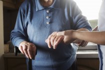 Pflegehelferin unterstützt Seniorin beim Gehen — Stockfoto