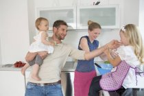 Assar em família na cozinha em casa — Fotografia de Stock