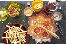 Stillleben der Bowle Cocktailschale mit Chips und Snacks — Stockfoto