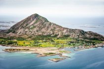 Montaña en la isla en el océano - foto de stock
