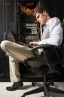 Técnico informático masculino trabajando - foto de stock
