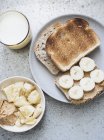 Toast au beurre d'arachide, banane et lait en verre — Photo de stock