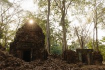 Солнечный свет над темным руином, Озил Том, Ко Кер, Камбодия — стоковое фото