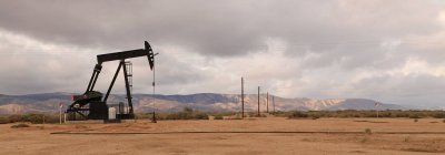 Vue des Derricks dans le puits de pétrole, Californie — Photo de stock