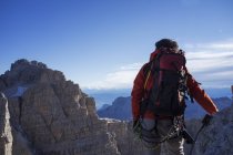Альпинист в Брента Доломиты, Италия, готовится к восхождению — стоковое фото