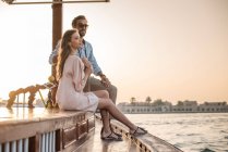 Romantisches Paar beobachtet vom Boot aus den Yachthafen von Dubai, vereinigte arabische Emirate — Stockfoto