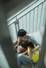 Vue grand angle du jeune couple assis sur un escalier — Photo de stock