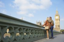 Casal em pé na ponte em frente a big ben, Londres, Reino Unido — Fotografia de Stock