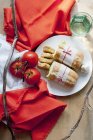 Iabatta con biscotti e pomodori in tavola — Foto stock