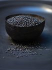 Vista ravvicinata di ciotola di lenticchie nere — Foto stock