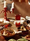 Table avec bols de crevettes fraîches rôties — Photo de stock