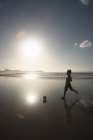 Чоловік грає з футболу на пляжі, Лансароте, Канарські острови, Іспанія — стокове фото