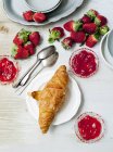 Croissant frais au four aux fraises et confiture — Photo de stock