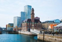 Uhrturm und Bürogebäude am Wasser, malmö, schweden — Stockfoto