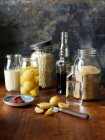Ingredientes en frascos y rodajas de limón - foto de stock