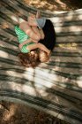 Deux enfants couchés sur hamac — Photo de stock