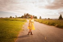 Jovem mulher em pé no caminho rural — Fotografia de Stock