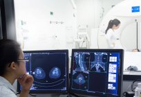 Enfermera examinando rayos X en el hospital - foto de stock