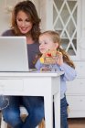Мати і дочка використовують ноутбук — стокове фото