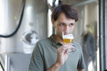 Cervejaria macho degustação copo de cerveja — Fotografia de Stock