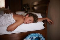 Хлопчик-підліток розслабляється в ліжку — стокове фото