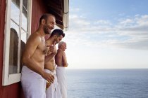Tre amici maschi in piedi fuori sauna — Foto stock