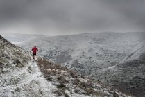 Mann läuft auf Bergpfad, Kirche stretton, shropshire, england, uk — Stockfoto
