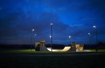 Skateboard-Park umgeben von Lichterketten — Stockfoto