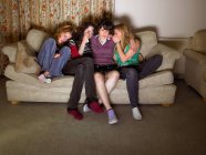 Жінки, сидячи на дивані, виглядають сумно — стокове фото