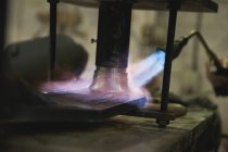 Primo piano della fiamma della torcia soffiante sul metallo — Foto stock