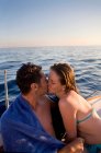Молода пара цілується на вітрильному човні — стокове фото