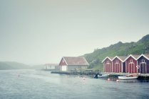 Casas de barcos coloridas e barcos ancorados na borda das águas , — Fotografia de Stock