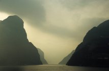 Vista panoramica della gola del fiume circondata da montagne con tempo nebbioso — Foto stock